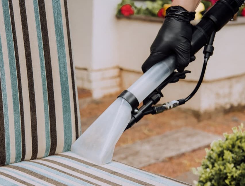 Profissional realizando limpeza